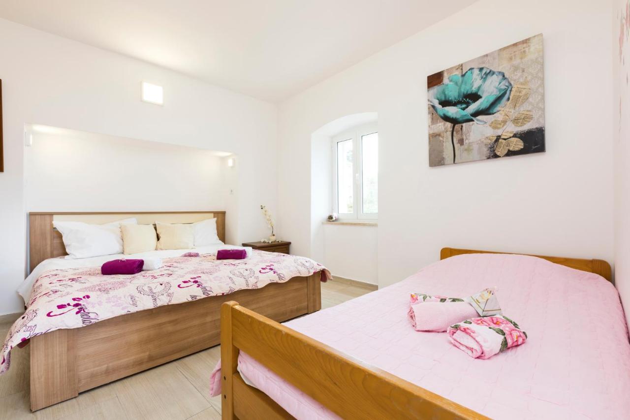 Apartmani I Soba Roberto I Mirjana Valun Buitenkant foto
