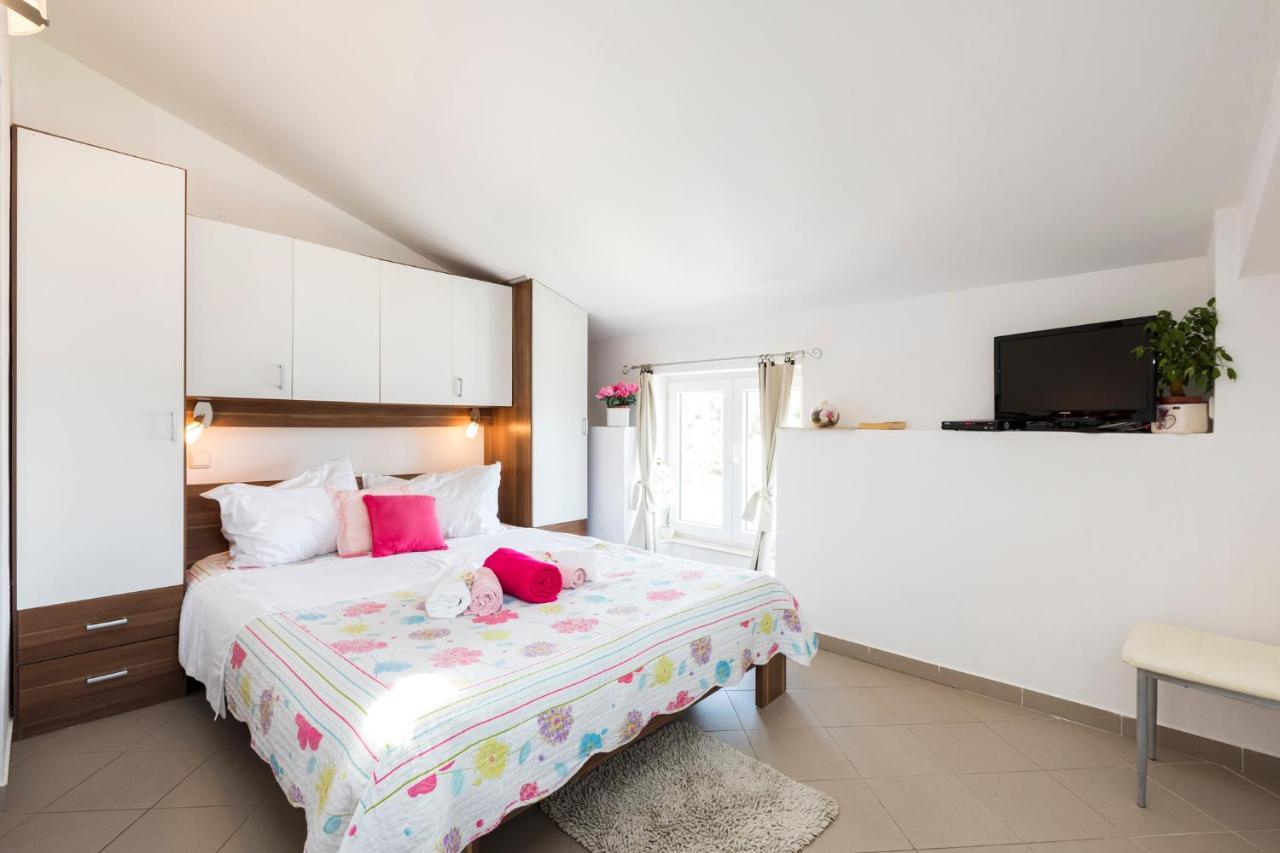 Apartmani I Soba Roberto I Mirjana Valun Buitenkant foto